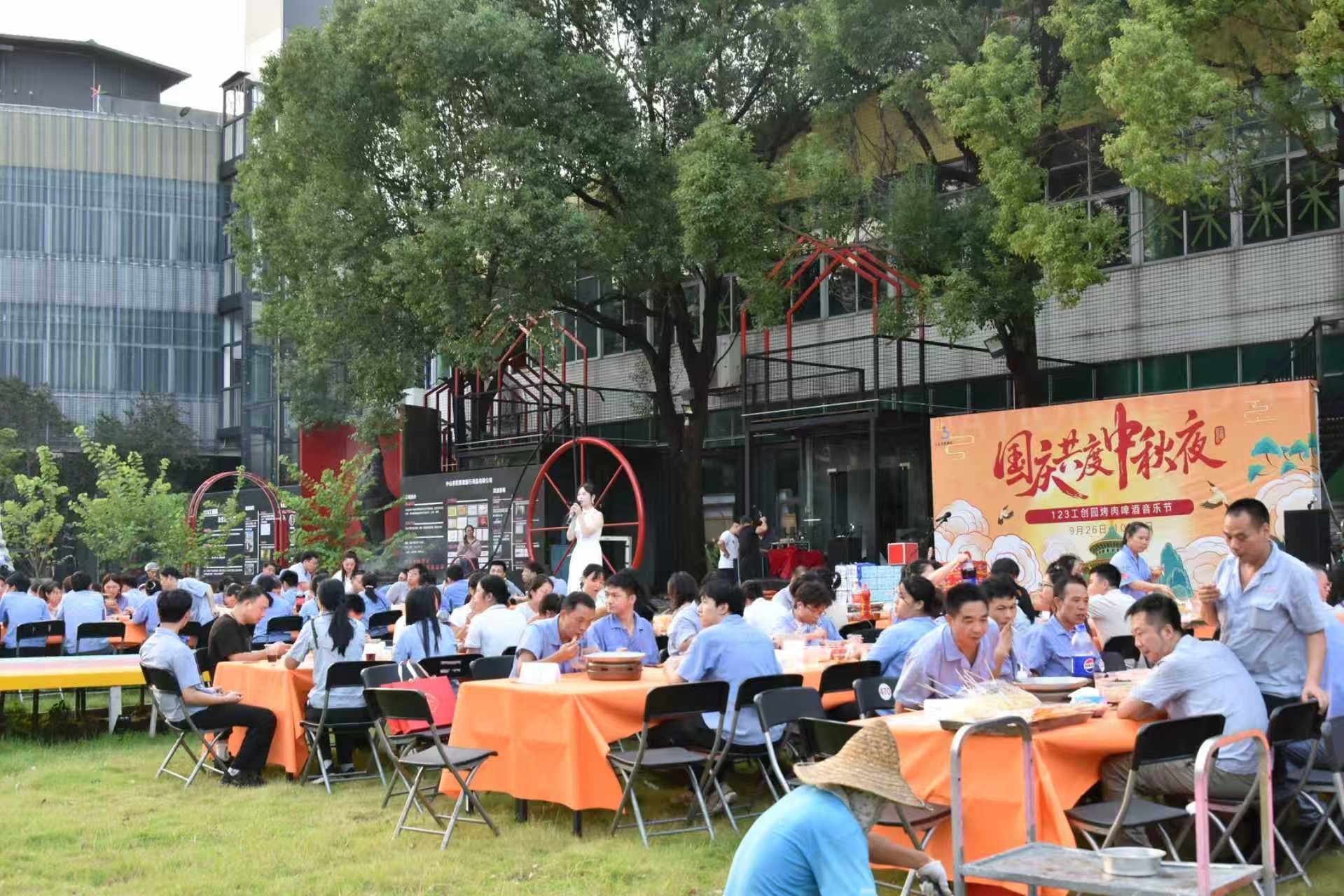 企业户外团建用餐活动